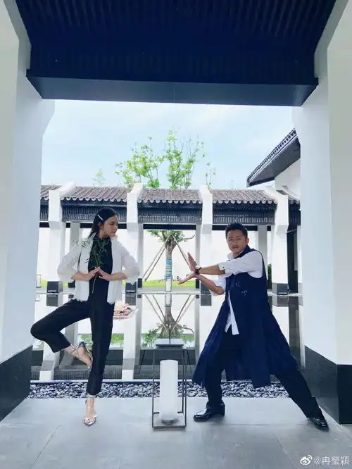 组图邹市明冉莹颖穿黑白风格情侣装夫妻俩比武过招很有范
