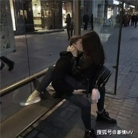 情侣接吻背景图片真人情侣亲亲朋友圈图片素材
