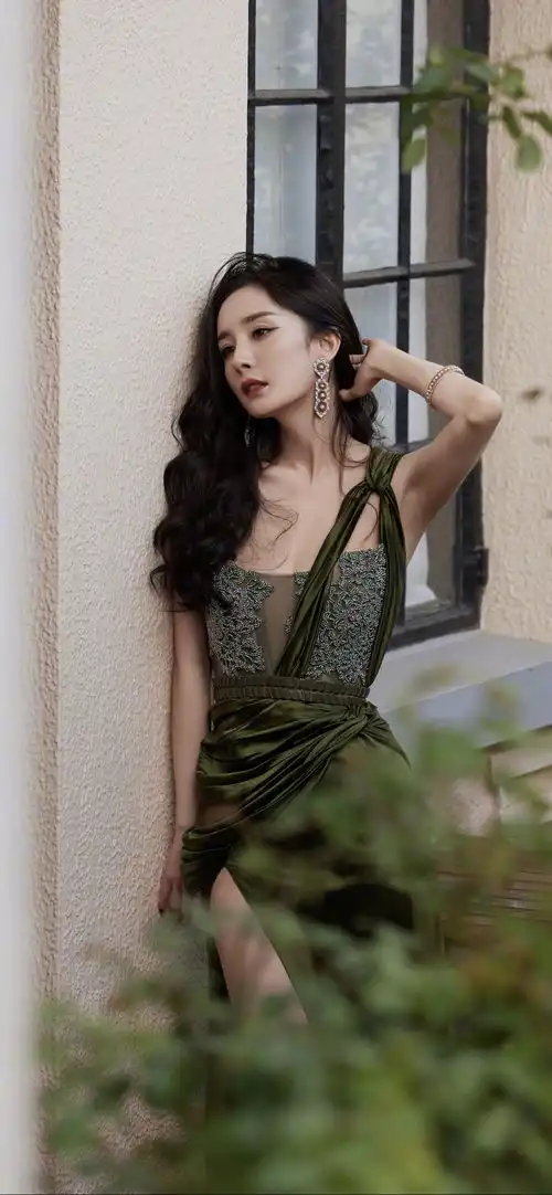杨幂绿色绸缎长裙
