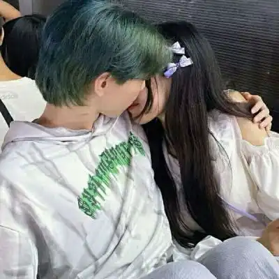 甜到骨子里情侣超爱的意境头像生活无需复杂只要简单就够了....
