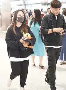 何洁三胎后首度与老公现身机场,网友孩子是谁的
