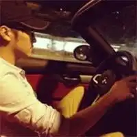 求坐在车上的情侣头像
