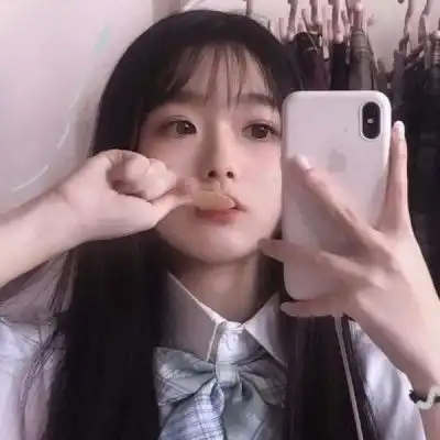 网易云热评同学聚会,我假装喝醉了,倒在班花腿上,她脸色通红
