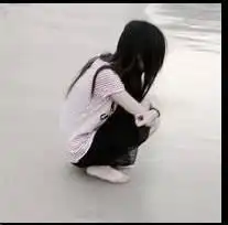 我要和第一张头像差不多的图片做qq头像,性别男的,抱着狗或猫咪

