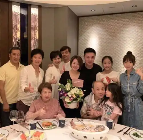 小s晒全家福晒全家福公婆罕见亮相,与丈夫合照力破感情不和传闻
