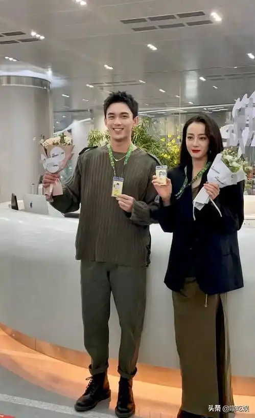 迪丽热巴被男粉挤到墙边惊慌大叫,吴磊伸出双臂保护男友力爆棚
