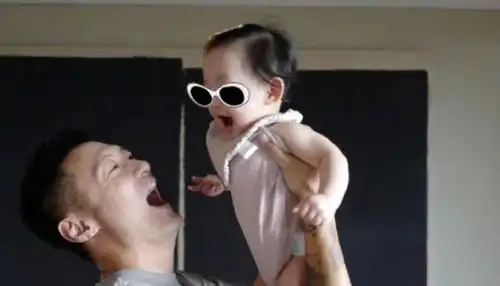 余文乐罕晒与女儿合照,女儿大眼睛肉嘟嘟,被爸爸亲亲举高高
