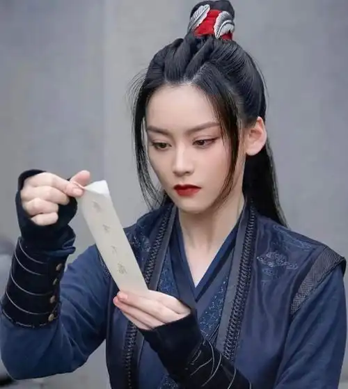 冯小刚为她梳头陈思诚5分钟开300万片酬力邀,27岁的她凭什么
