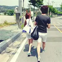情侣头像背影俩人一样
