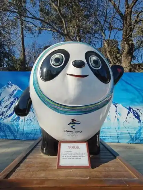 冰墩墩字体圆润又可爱,班内同学争相效仿,班主任却并不推荐
