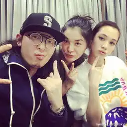 组图水原希子晒与赵薇亲密合影将合作拍新片
