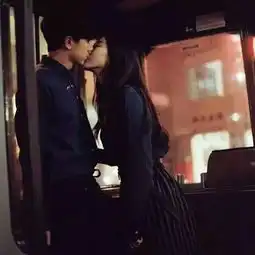 我需要一些情侣照片,最好是两个人在一起的,也可以单独,谢谢了
