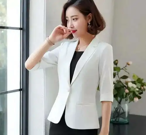 女性职业装,精炼而成熟,彰显女性的魅力
