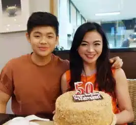 50岁冻龄堪称小姐姐似少女,跟儿子同框像情侣走红网络
