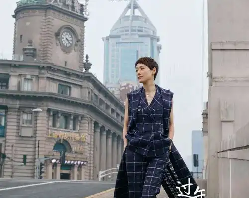 44岁马伊琍太有时尚感穿短袖配阔腿裤高调走机场,小蛮腰吸睛
