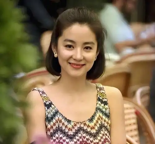 朱茵又矮又黑算不算港风大美人看她和李嘉欣的合照,就有答案了
