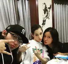 水原希子晒赵薇亲密合影
