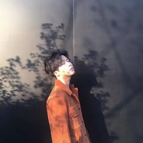 情侣头像心情无缘无故的低落,对自己的孤单,感到莫名的哀伤
