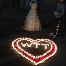 吉林一大学男生携婚纱求婚诚意满满
