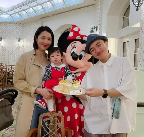 36岁李亚男晒2岁女儿丑照,可爱十足,表情搞怪像极王祖蓝
