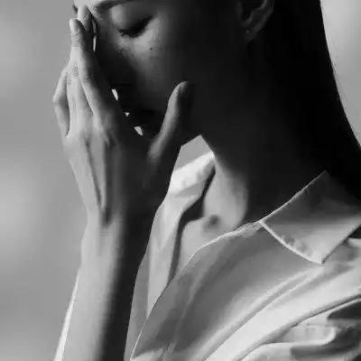 黑白高冷女生头像,最新整理气质黑白女头
