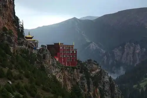 藏在大山里的藏地密域,村子在山角下,寺庙建在悬崖峭壁上
