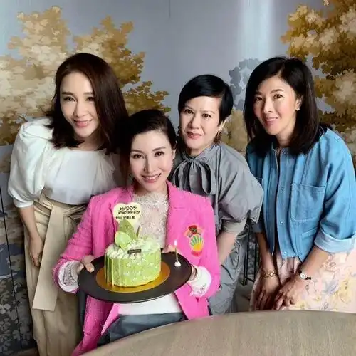百亿阔太李嘉欣51岁生日现场显冷清,丧母的许晋亨近两个月未露面
