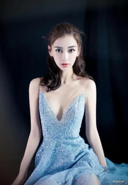 baby身穿深v透视长裙秀性感身材,杨颖这样穿黄晓明不管吗
