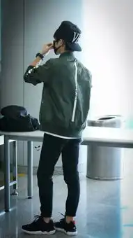 易烊千玺背影照片
