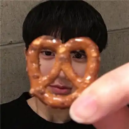 个性情侣头像一男一女,虽然相爱但是眼中带着遗憾

