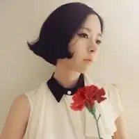 求手里拿着一朵玫瑰花抹着红色唇彩的头像
