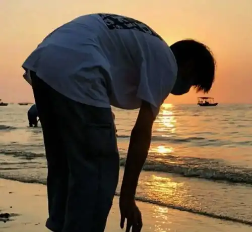那些孤单至极的情头女孩子不要踮脚爱一个人,站不稳的
