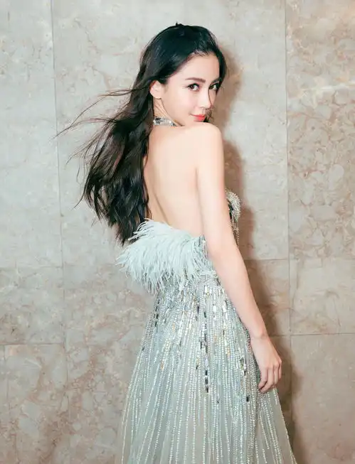 杨颖是辣妈圈最美的穿浅绿色挂脖亮钻裙高级洋气,又美出新高度
