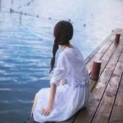 海边背影女唯美头像图片孤独海边优雅背影女生微信头像
