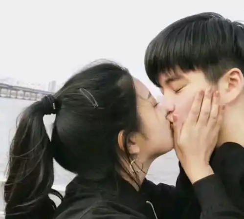 男票啵一个,脑残女票才回么么哒,高情商女这样粘死他
