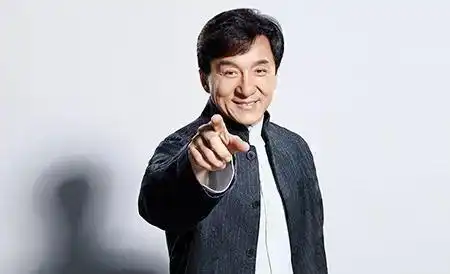 年收入4000万美元的成龙,坐飞机却给儿子房祖名买经济舱
