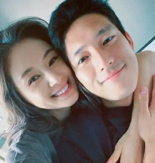 吴永恩探班王子文被偶遇,穿人字拖打扮随性,俩人一起逛街超甜蜜
