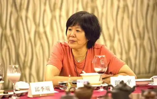 女排教练郎平,现任为鉴宝专家,家住北京豪宅,两人情侣装简约
