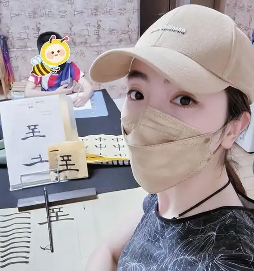 央视李思思罕晒8岁儿子戴口罩学习太刻苦,皮肤白皙睫毛纤长
