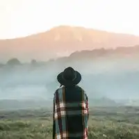 小女生唯美带风景的背影头像
