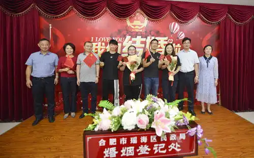 合肥国庆节婚姻登记窗口全员为爱加班,为新人办理婚姻登记
