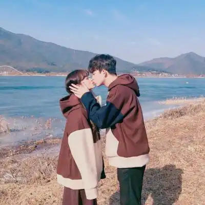 一男一女甜蜜秀恩爱亲吻头像点点星光伴你入梦
