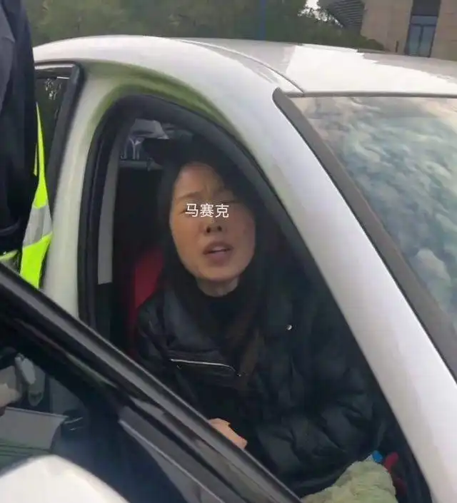 41岁女司机闯红灯撞伤两人,现场画面曝光,恶劣动机令人愤怒
