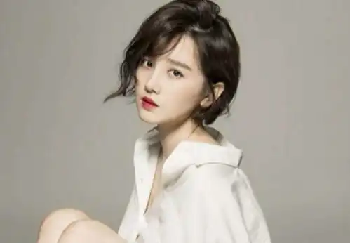 杨幂古装新剧,滤镜都盖不住脸上岁月的痕迹,黒眼少女登场
