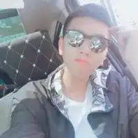 男生车里自拍头像豪车内自拍帅哥头像微信头像图片大全
