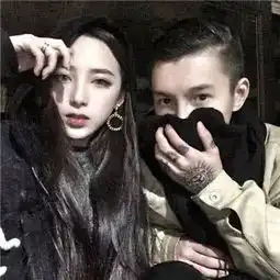 最近火了热恋中情侣头像孤独久了,感觉自己都有了仙气
