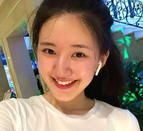 赵露思新造型失败,一身泡泡袖裙被撑满,感觉胖了几十斤
