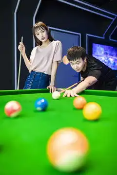 娱乐房里打台球的情侣图片素材下载人物百态素材下的青年少年图片素材
