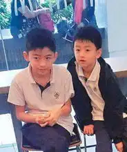 谢霆锋五一现身香港,背包不见与王菲情侣挂件,首度回应不爱孩子
