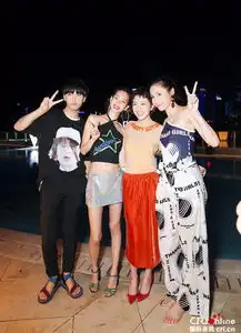 水原希子亮相派对腿长一米八黑色抹胸秀完美身材
